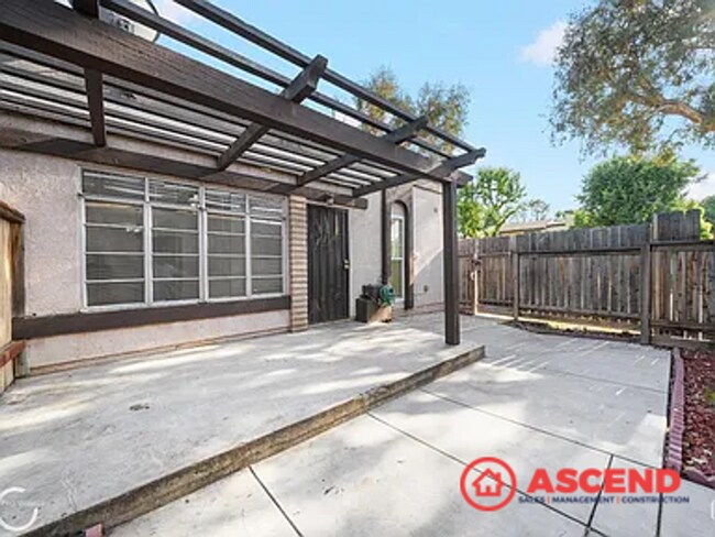 Foto del edificio - Beautiful 2 Bedroom Apartment!