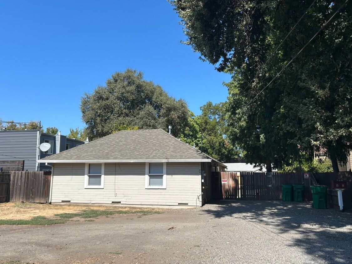 Foto principal - 4 bedroom 2 bath next to Chico State with ...