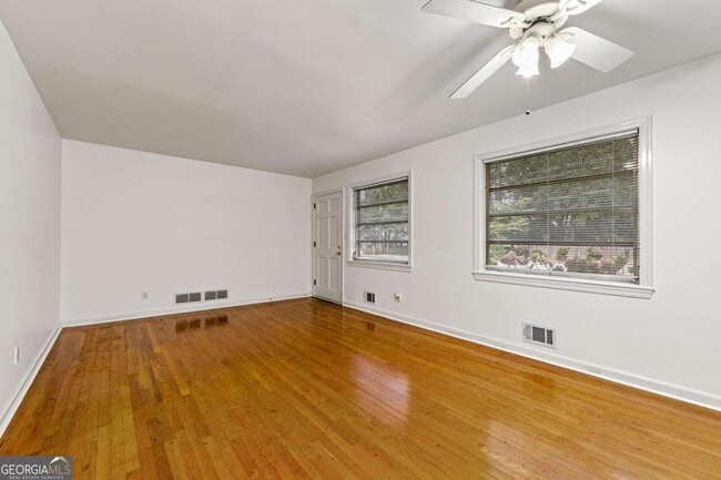 Building Photo - 606 Sycamore Dr