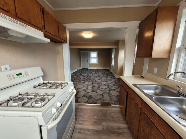 Building Photo - 2 Bedroom, 1 Bathroom Home with Deck