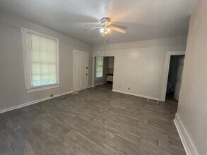 Building Photo - 941 Hill Park