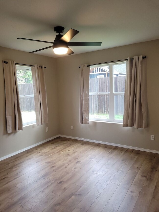 Building Photo - 1218 W Spruce St