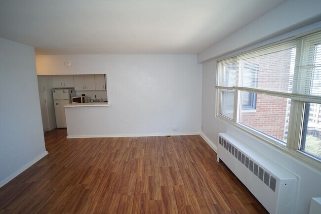 Building Photo - 2909 N Sheridan Rd