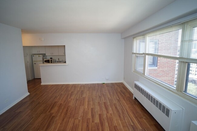 Building Photo - 2909 N Sheridan Rd