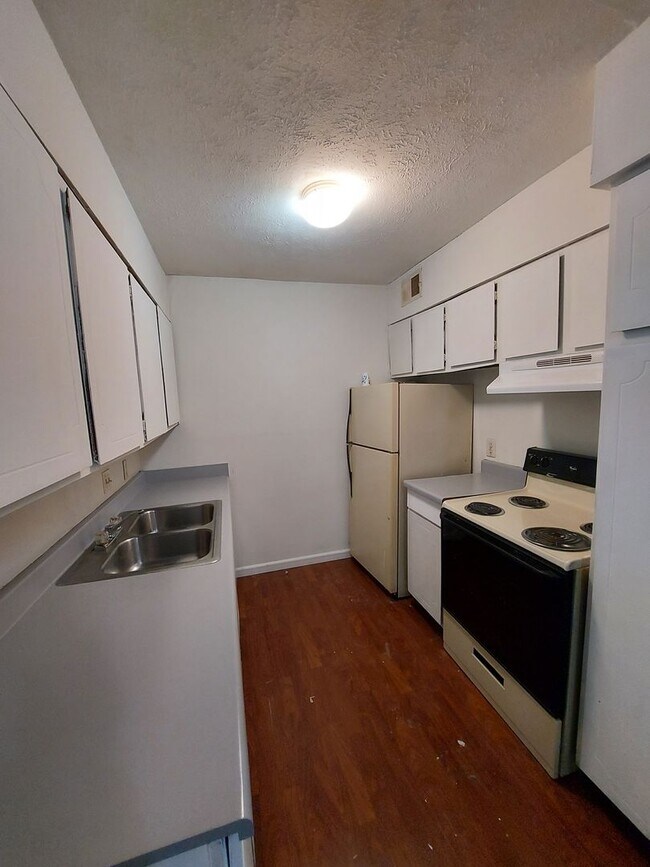 Foto del edificio - 919 Old Manor Rd