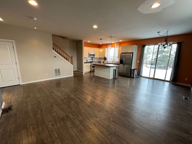 Foto del edificio - Quiet 3 Bed/2.5 Bath Home With Fenced Back...