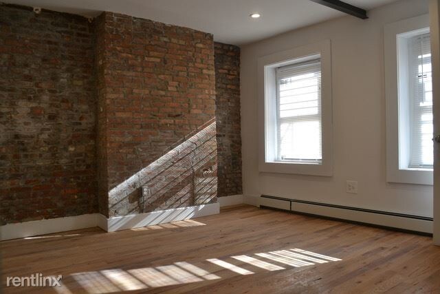 Building Photo - 487 Monroe St