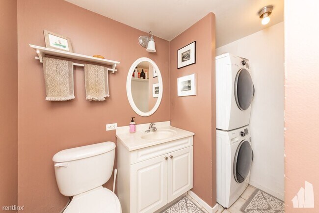 Building Photo - 3 br, 2.5 bath Townhome - 429 W Grant Pl A...