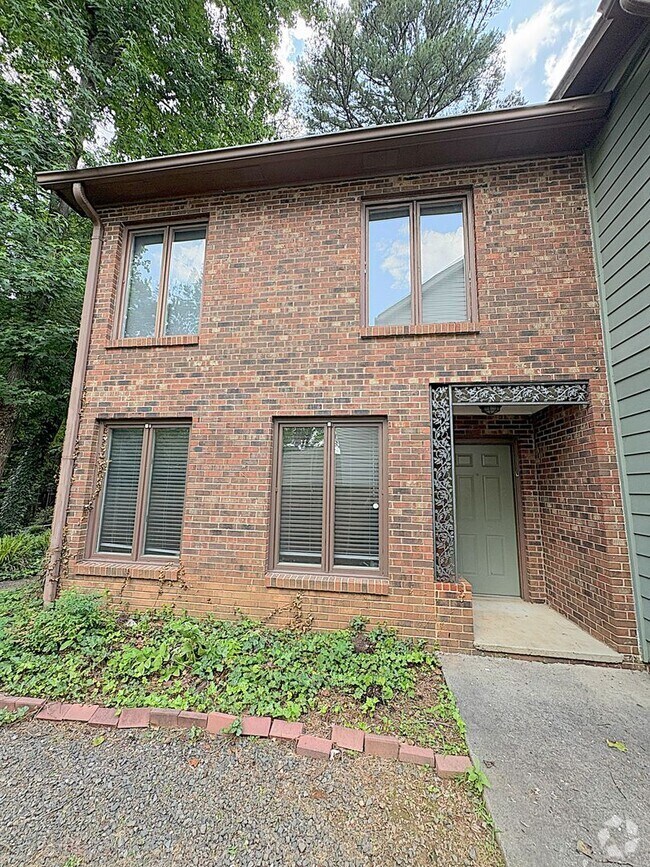 Building Photo - 2528 Vail Ave