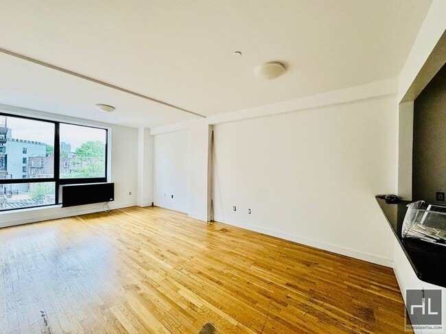 Building Photo - large rent stabilized one bedroom with pri...