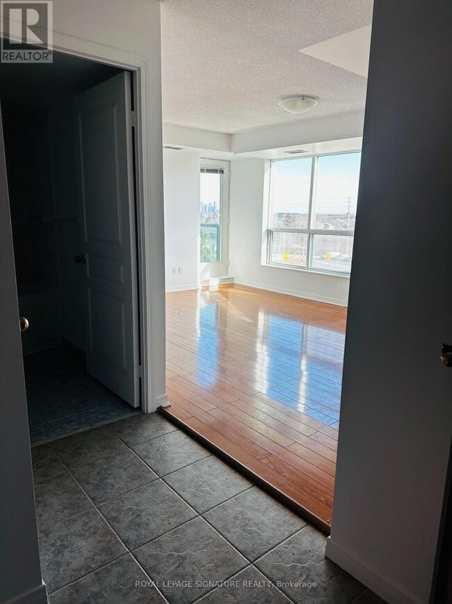 Photo du bâtiment - 2545 Erin Centre Blvd