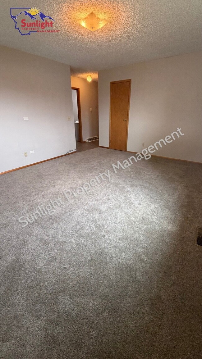 Building Photo - Spacious 2 Bedroom, 1 Bath Duplex with Garage and Laundry Room
