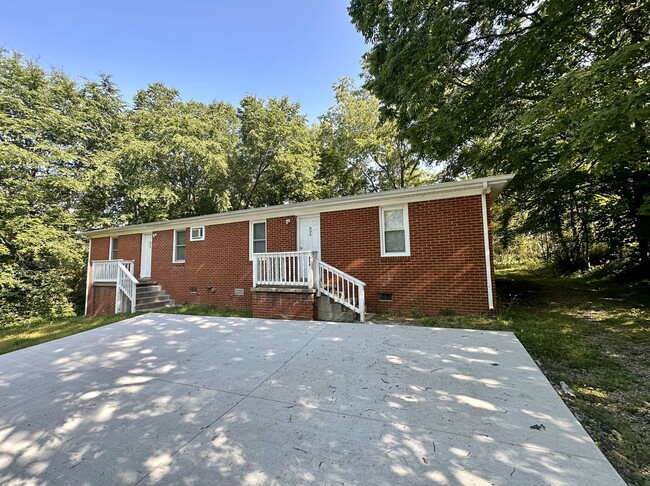 Building Photo - 896 Locust Dr