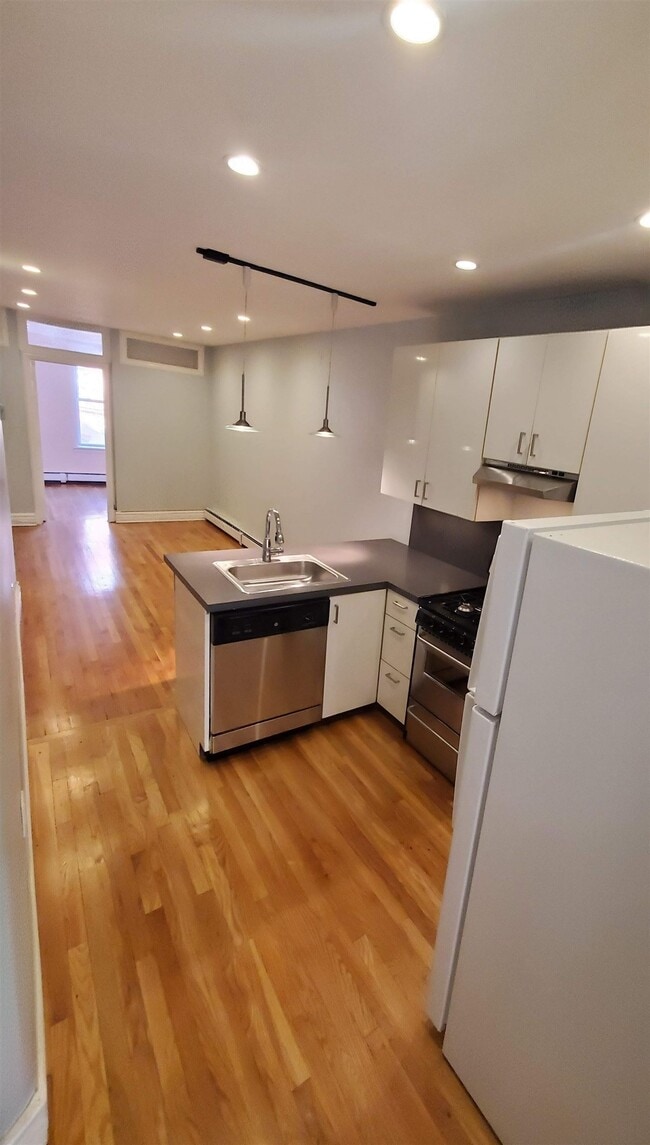 Building Photo - 129 Clinton St