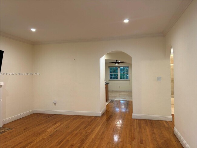 Foto del edificio - 641 Zamora Ave