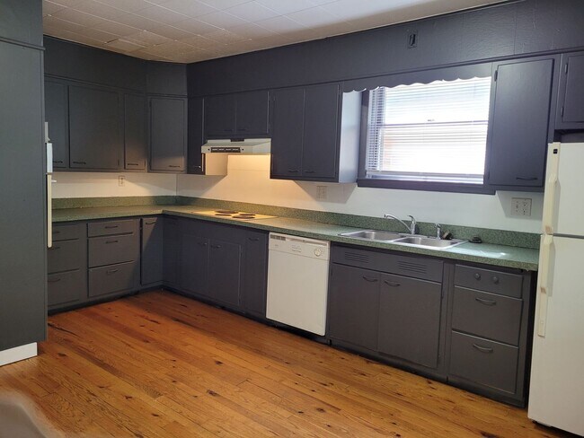 Building Photo - 441 E. King St. - 4 BR/2 Bath House - $130...