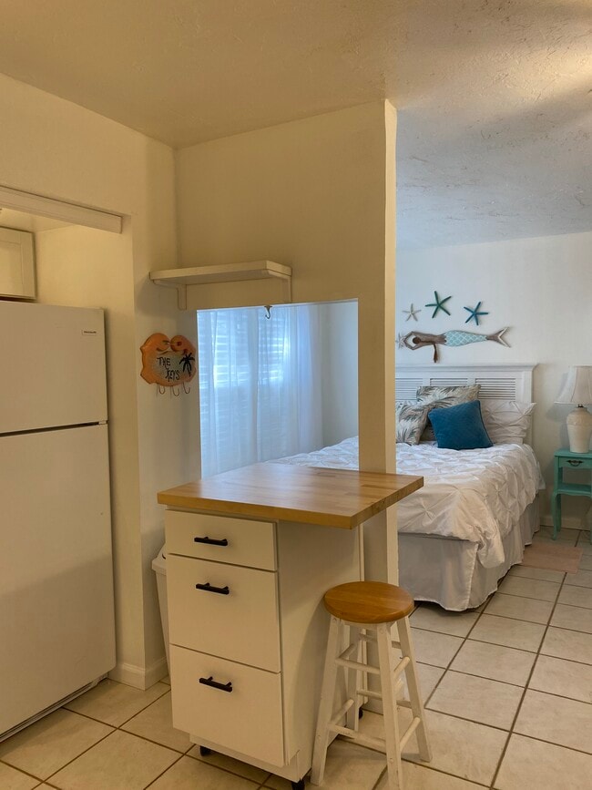 Work island with stool - 300 Monroe Ave