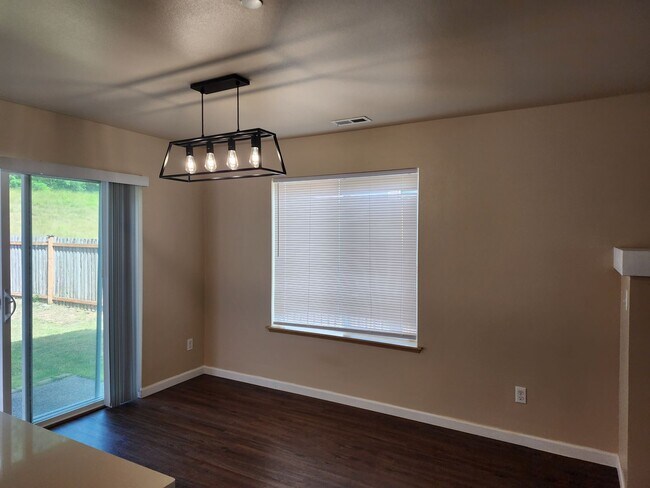 Foto del edificio - 1569 Burnside Pl