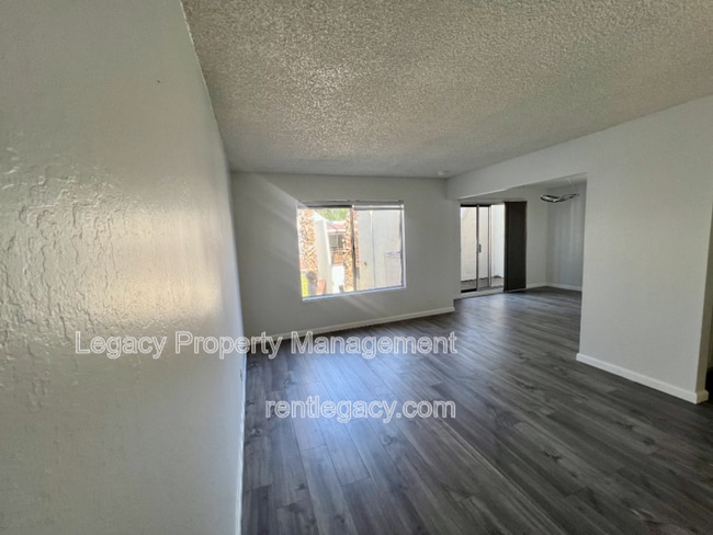 Building Photo - 2200 Laguna Cir