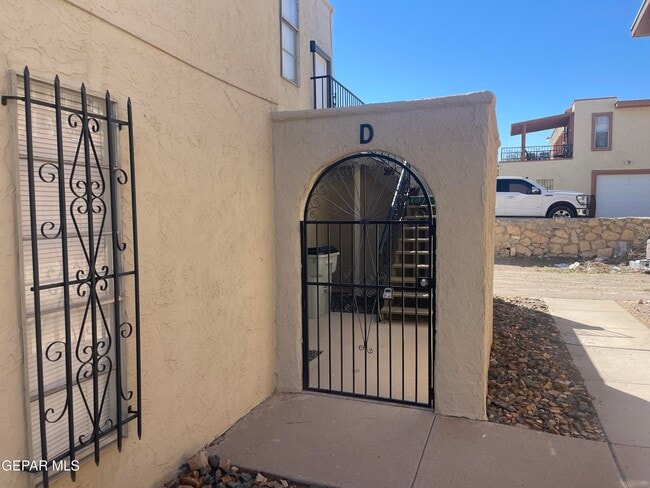 Building Photo - 10640 Cuatro Vistas Dr