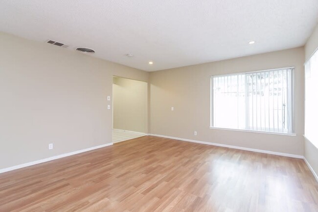 Building Photo - 8869 Cherbourgh Dr