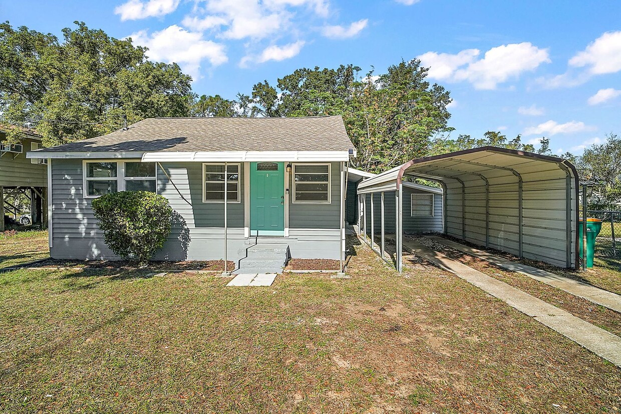 This charming 3-bedroom, 2-bathroom Eustis - This charming 3-bedroom, 2-bathroom  Eustis