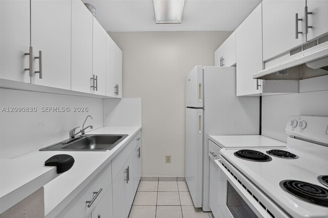 Building Photo - 10786 N Kendall Dr