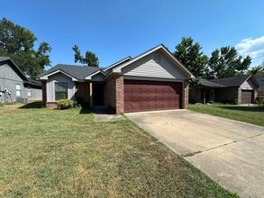 Building Photo - 2111 Timberwood Ln