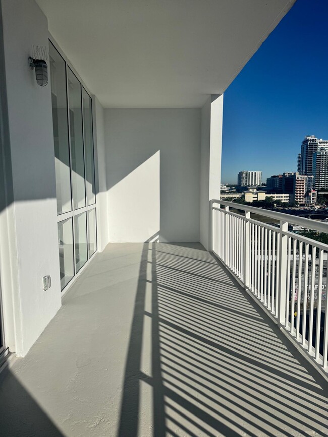 Building Photo - Cynergi Lofts at Wynwood