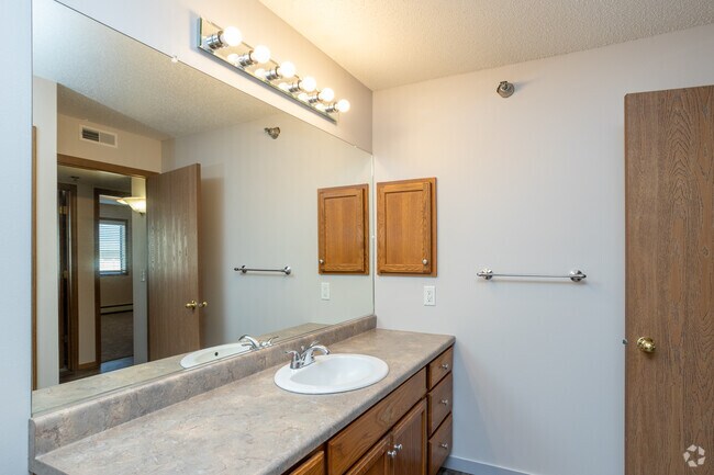 2BR, 1BA - 1020SF - Baño - Eastern Hills Apartments