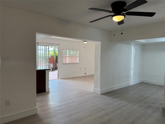 Foto del edificio - West 81st Place, Hialeah, FL 33014 - 4 BR 2.5 BA townhouse
