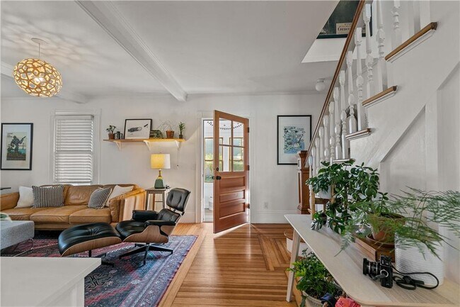 Building Photo - 19 Halsey St