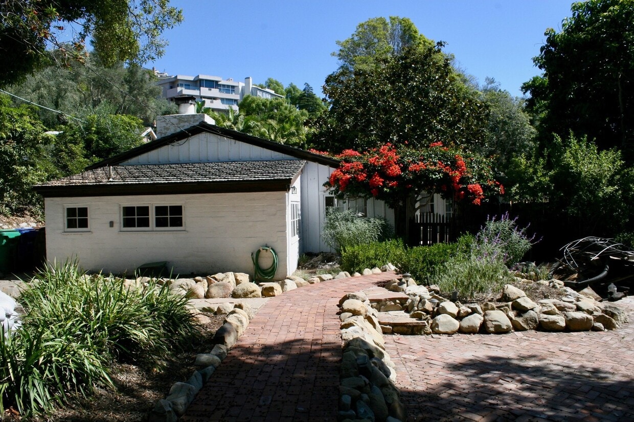 Primary Photo - Charming 4 Bedroom Home plus office in Mis...