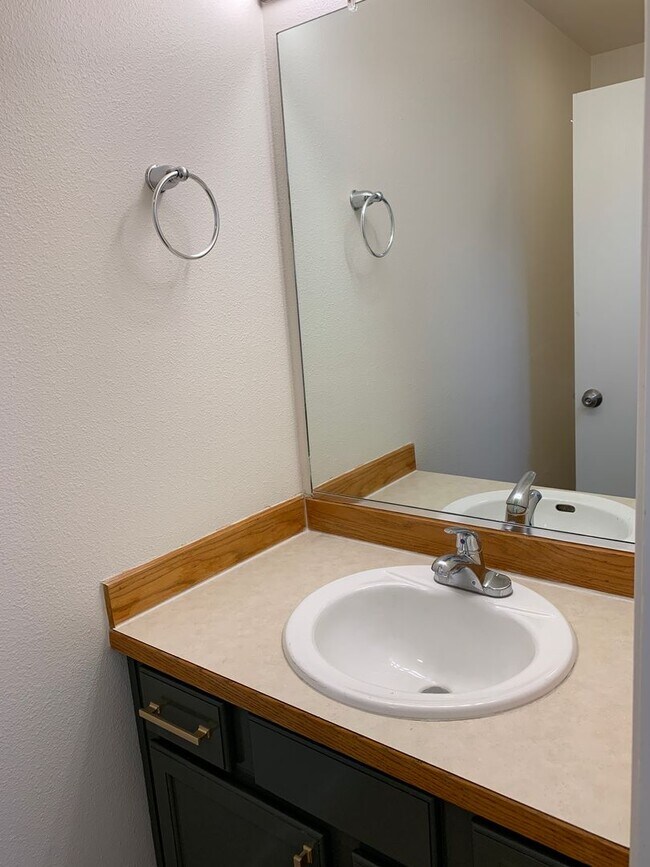 Building Photo - AVAILABLE NOW!! East side - 3 Bdrm, 1.5 Bath