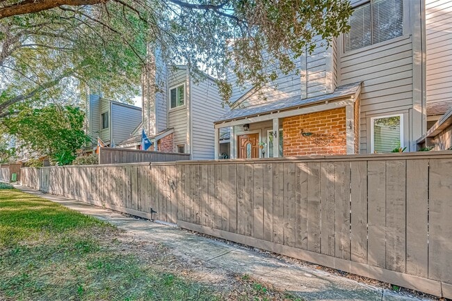 Building Photo - 11733 Lakeside Pl Dr