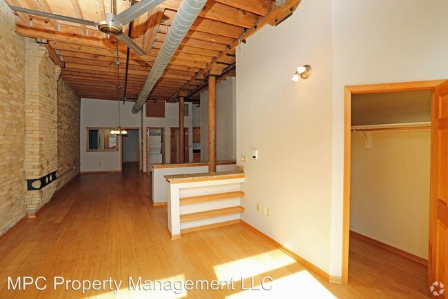 Building Photo - 225 N Water St