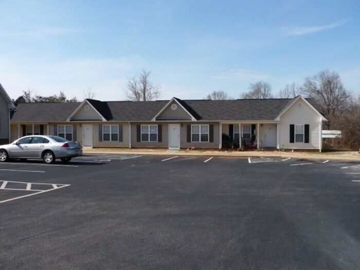 Foto principal - 2BD/1BA Unit at The Squires in Newton, NC