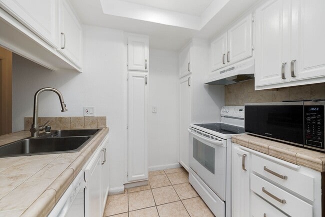 Building Photo - Great opportunity to rent this beautiful centrally located apartment in Chula Vista!