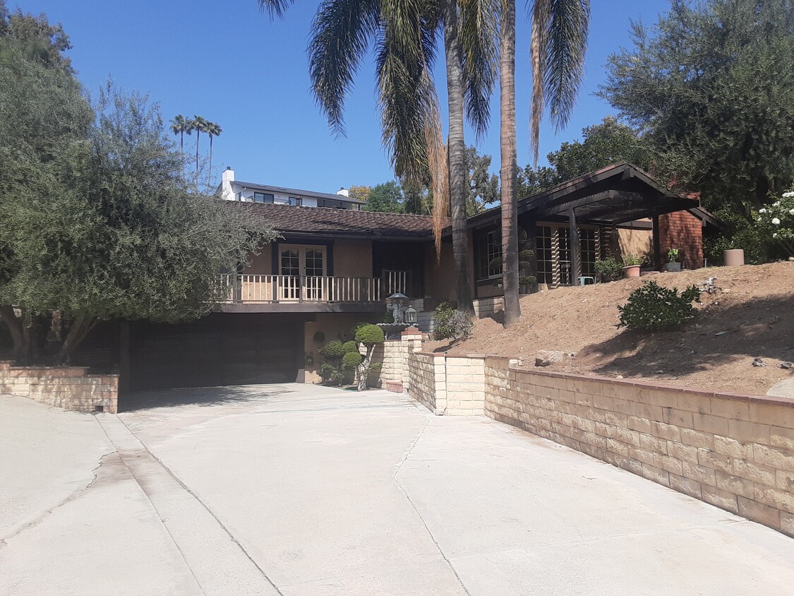 VILLA - 1557 E Puente St