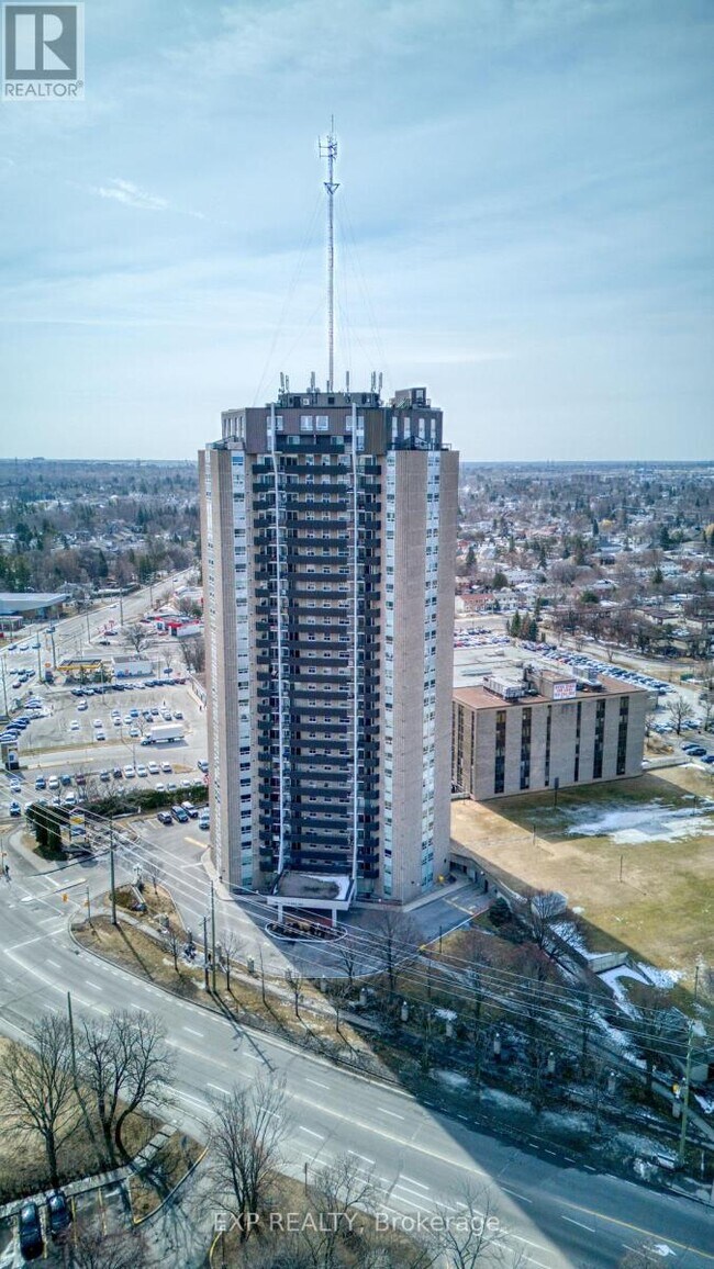 Photo du bâtiment - 1380 Prince of Wales Dr