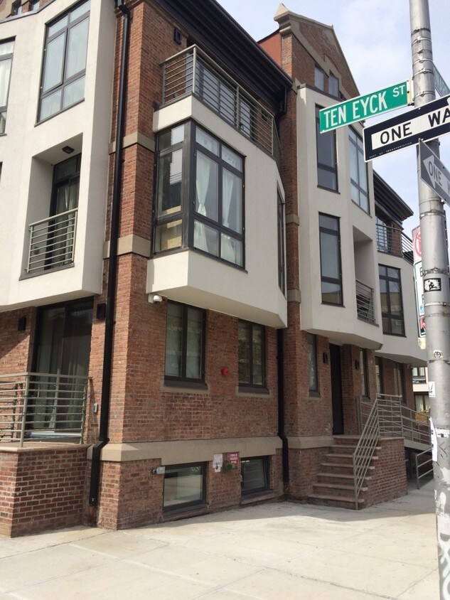 Primary Photo - 81 Ten Eyck St