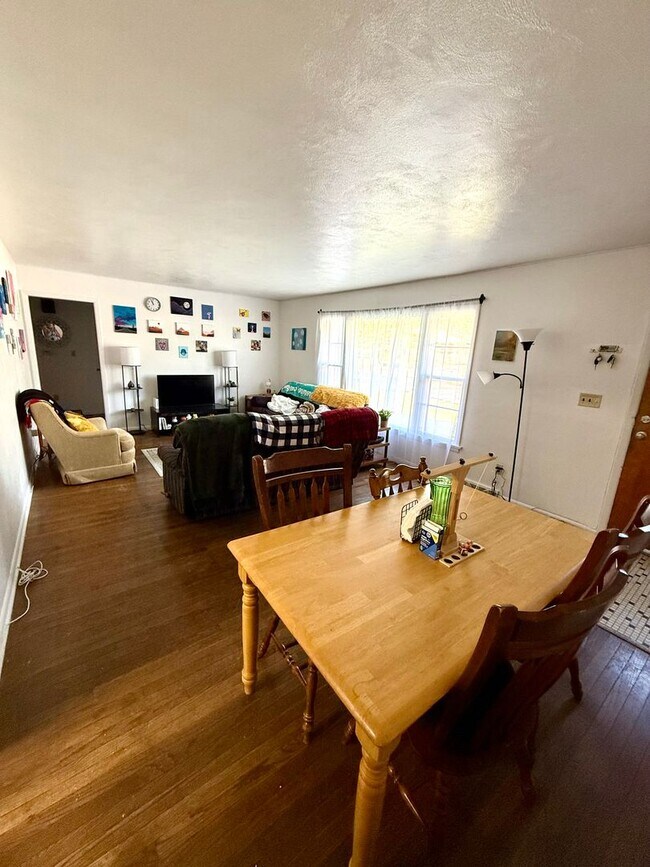 Building Photo - 4 Bedroom Home Avail August 2026!  Monthly...