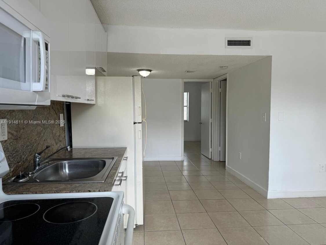 Foto principal - 2401 Van Buren St