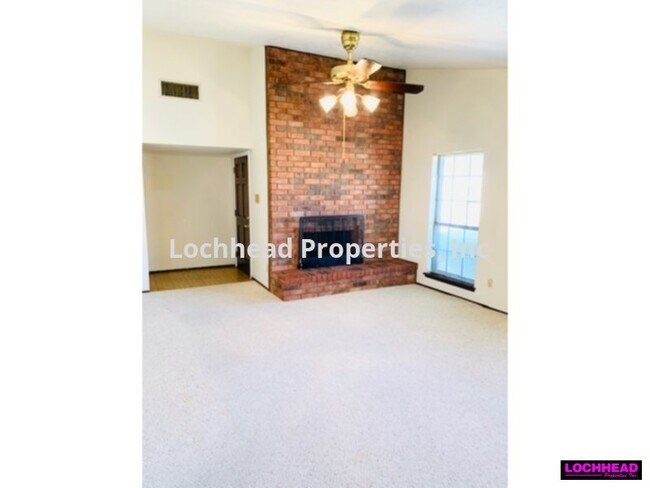 Building Photo - Beutiful Home located in the Oaks Subdivis...