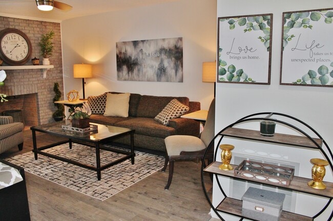 Foto del edificio - 7805 Renaissance Ct