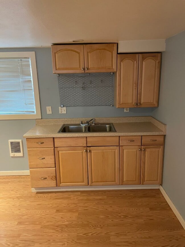 Building Photo - 702 11th Ave E