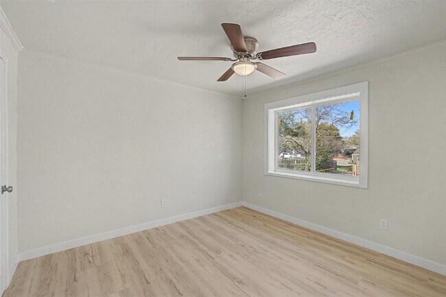 Building Photo - Fully renovated 1 bed, 1 bath apartments - Utilities Included
