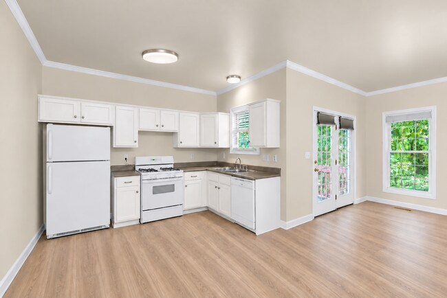 Building Photo - Greenville Studio Apartment