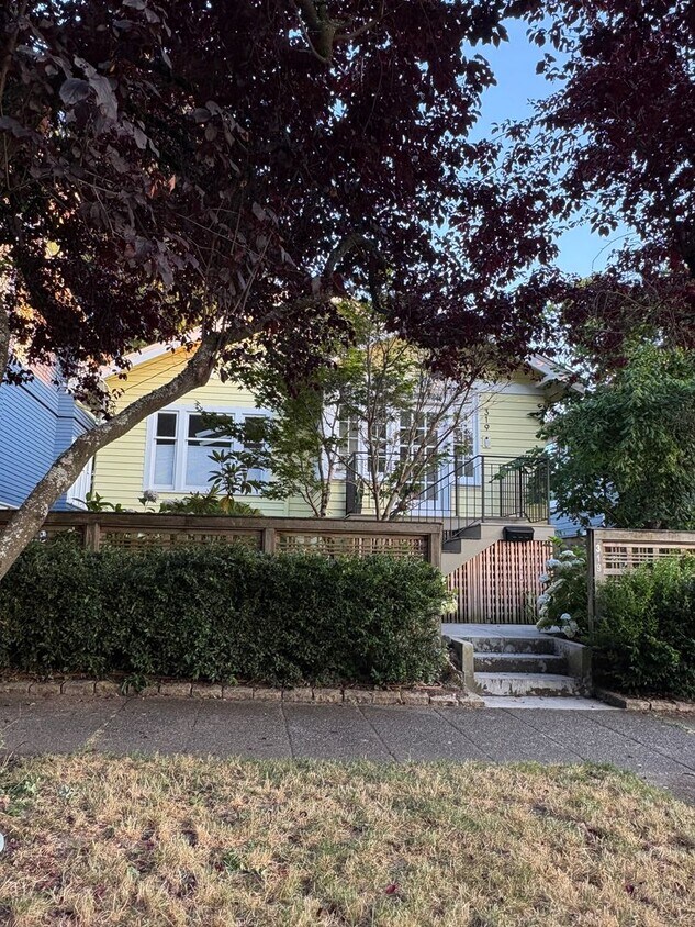 Foto del edificio - Newly remodeled Greenwood Craftsman!