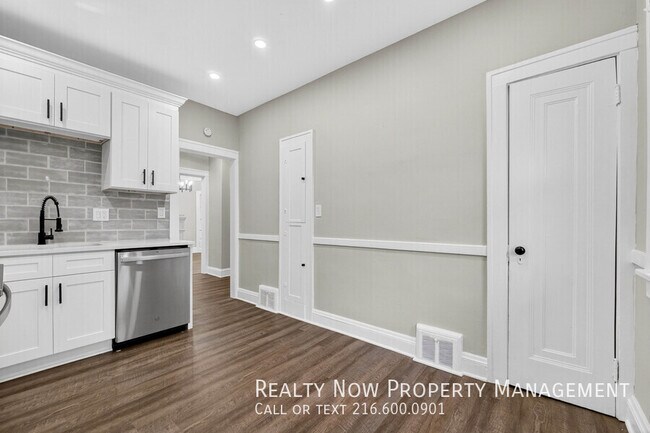 Building Photo - 3490 Raymont Blvd